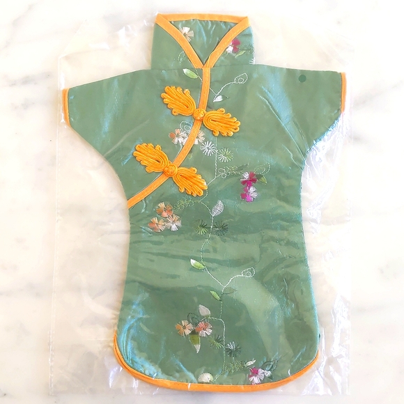 NWT. Wine Bottle Cover: Chinese Silk Brocade with Embroidery Lady's Green Gown. - Picture 4 of 4